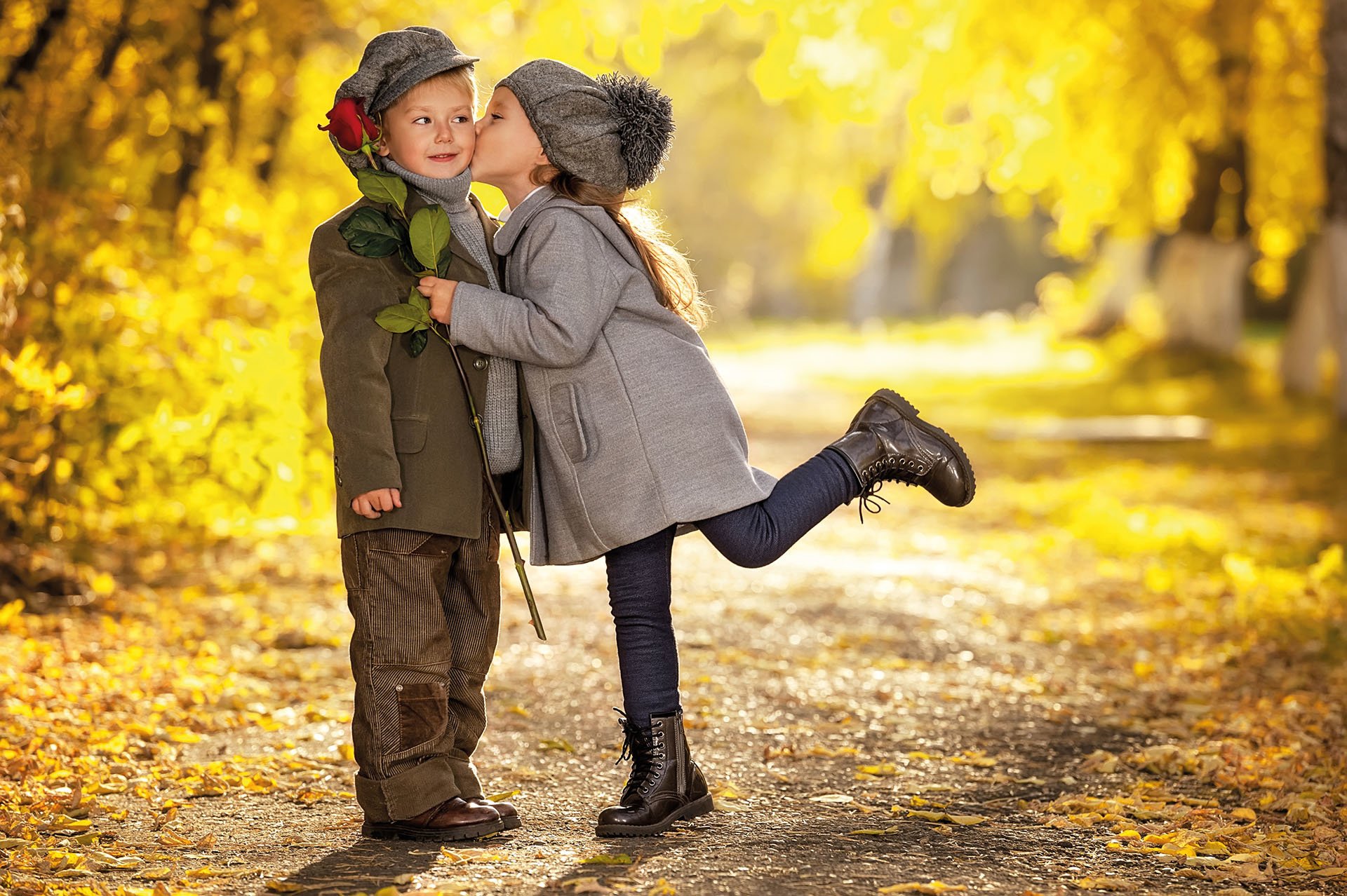 Boys kiss girls. Мальчик и девочка осень. Мальчик и девочка любовь. Дети поцелуй осень. Мальчик и девочка в парке.