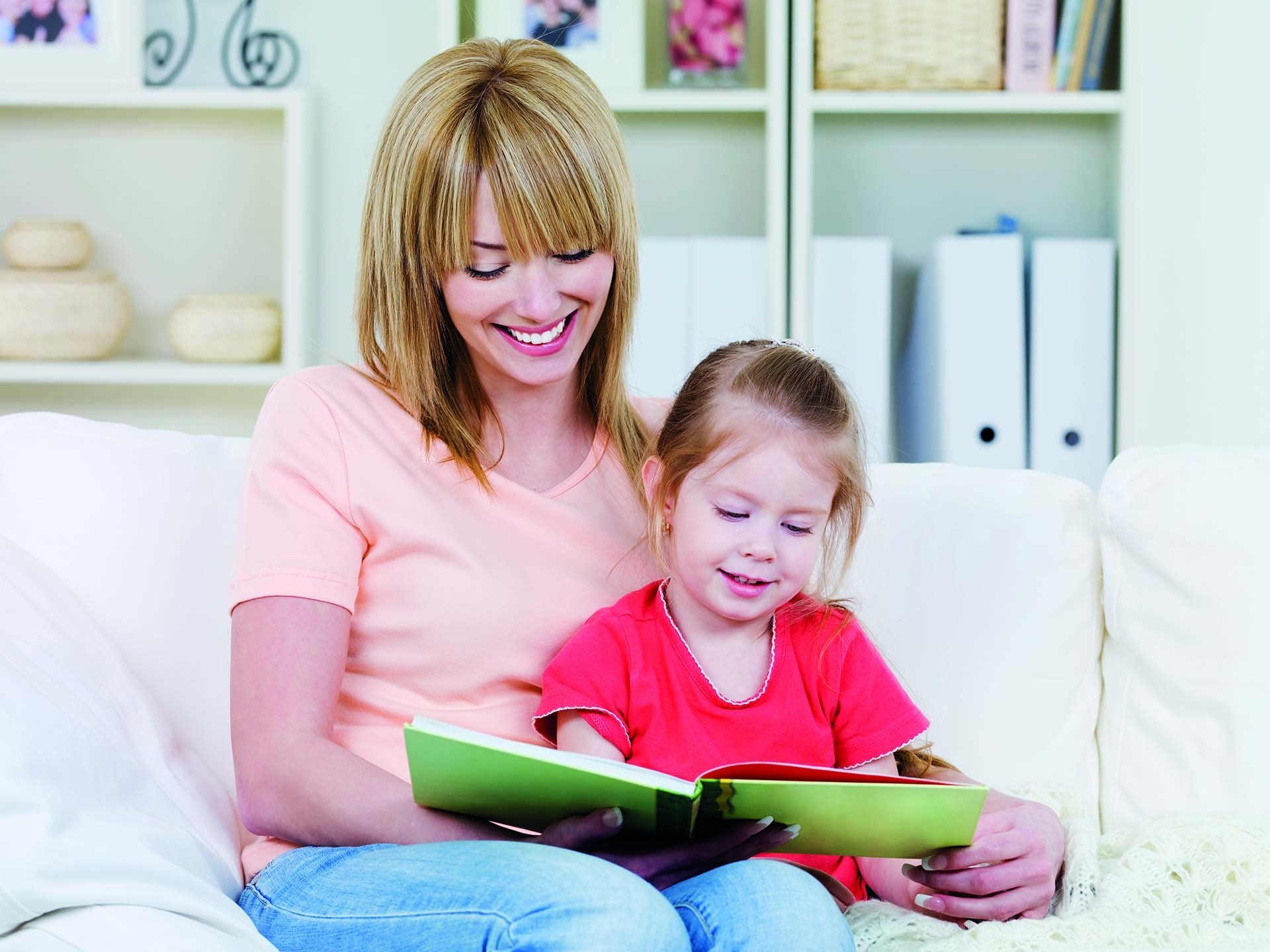 Мама учить т. Ребенок рассказывает маме. Родители учат детей. Родители рассказывают детям. Чтение для детей.